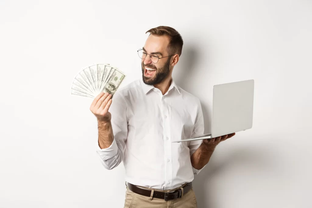 Man making money by blogging
